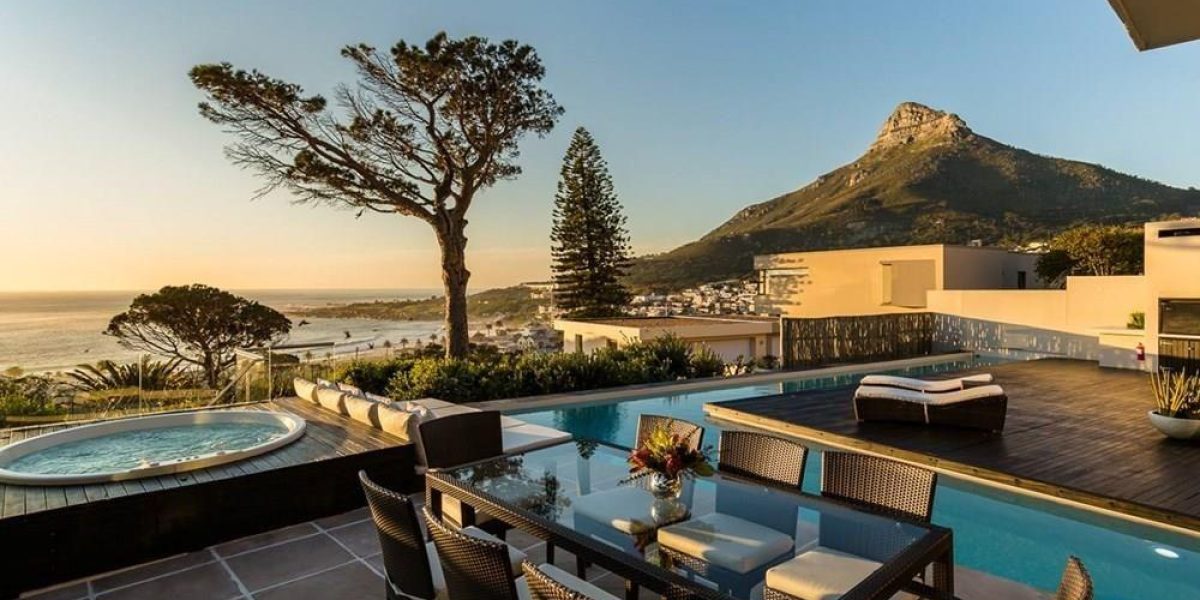 Outdoor Dining, Pool and Lions Head at Dusk