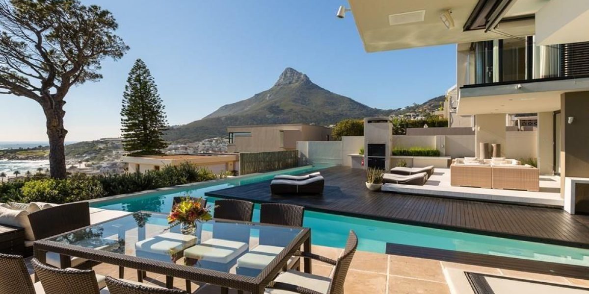 Outdoor Dining, Pool and Lions Head