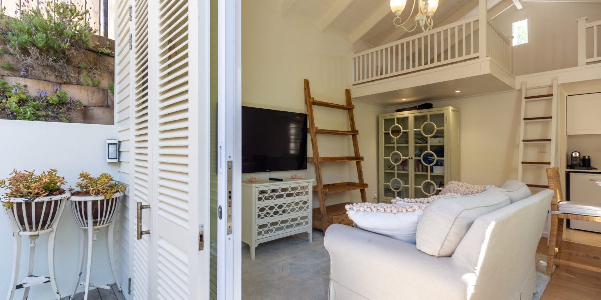 Kitchenette and lounge